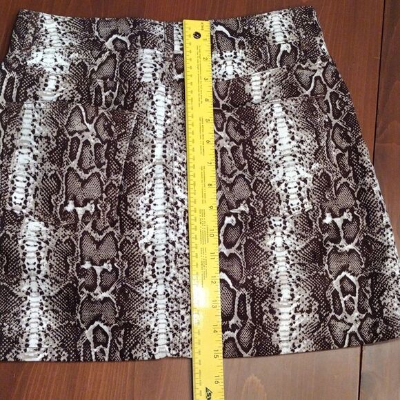 NWOT Topshop Moto Brown Snakeskin print denim skirt. Size 6, Brown, Tan, White - Picture 5 of 9